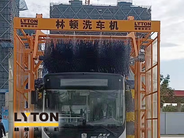 讓出行更美好！通州暢行公交配置lyton三刷大型通道式大巴洗車機