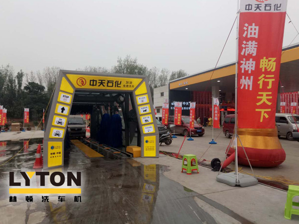 FX-11-7七刷隧道式連續(xù)洗車機整機航空鋁合金材質(zhì)加工而成，國際高端洗車機制造工藝。外形美觀新穎、大方。