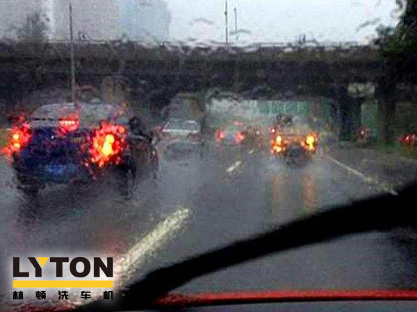 電腦洗車機南京林頓自動化再次提醒您，雨后一定要記得及時洗車。