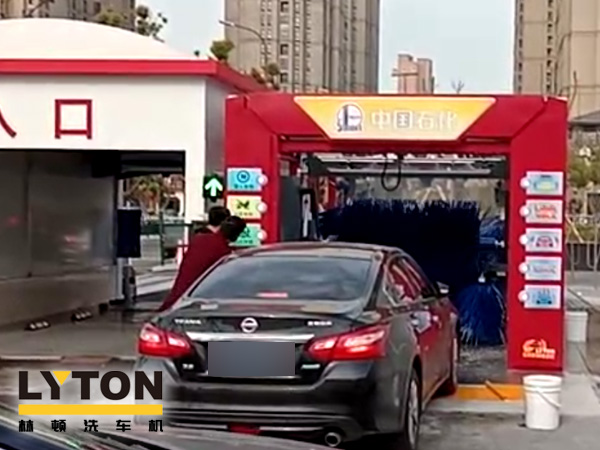 常州中石化FX-11-7雙風(fēng)機(jī)7刷電腦洗車機(jī)設(shè)備交付使用，現(xiàn)場(chǎng)排起來(lái)了長(zhǎng)龍。