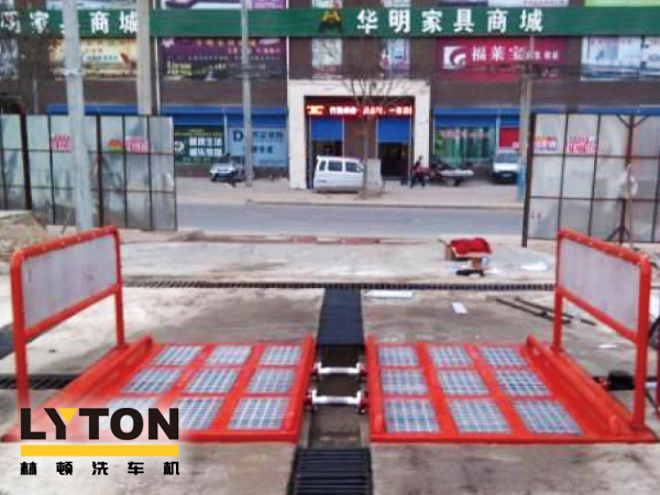 經(jīng)濟(jì)型工程車輛自動(dòng)洗輪機(jī)是林頓電腦洗車機(jī)專為沖洗各類工程車輛的輪胎及底盤而設(shè)計(jì)，該設(shè)備結(jié)構(gòu)簡(jiǎn)單，功能齊全，高壓沖洗工程車輛底盤及兩側(cè)。