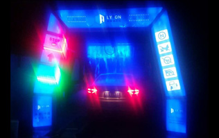 絢麗多彩，新穎潮流！藍(lán)色款隧道式電腦洗車機(jī)夜間亮燈效果