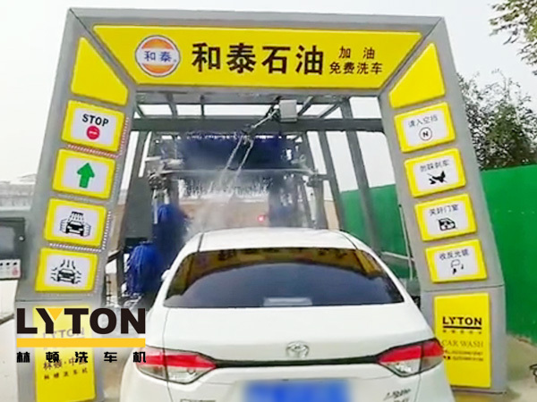 黃色款林頓FX-11系列隧道式連續(xù)全自動(dòng)洗車機(jī)設(shè)備，外表高壓沖洗、仿型超柔刷洗、輪刷清洗等，眾多客戶選擇！