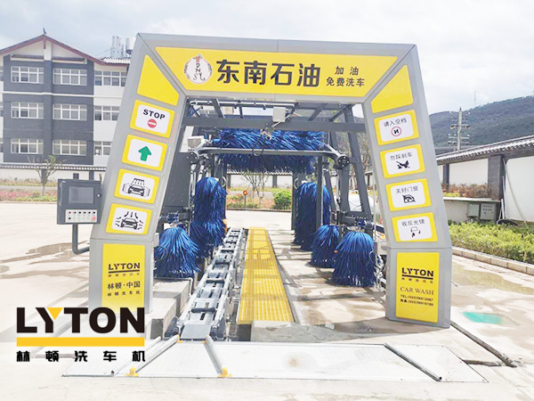 黃色款林頓FX-11系列隧道式連續(xù)全自動(dòng)洗車機(jī)設(shè)備，外表高壓沖洗、仿型超柔刷洗、輪刷清洗等，眾多客戶選擇！