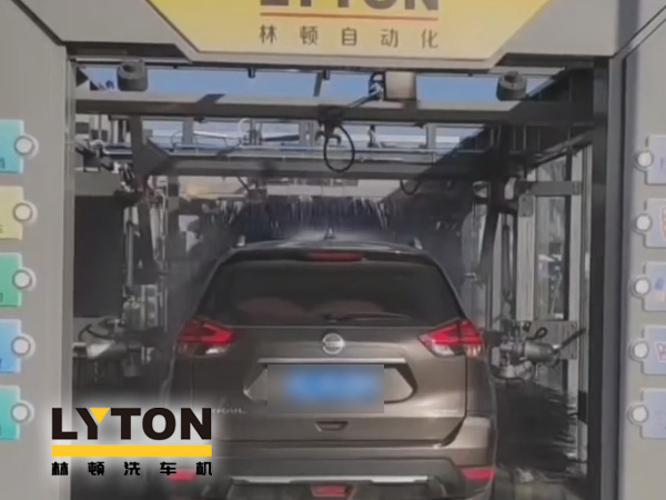 江南古鎮(zhèn)周莊網(wǎng)紅打卡加油站全自動(dòng)洗車機(jī)安裝完工！現(xiàn)調(diào)試洗車！