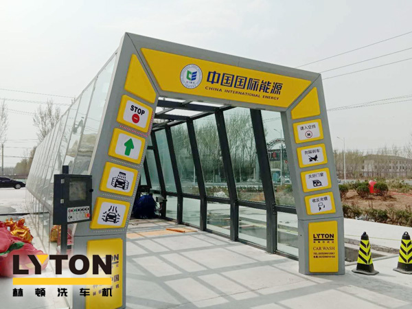 隧道式全自動(dòng)洗車機(jī)——高效、快速、節(jié)水的洗車設(shè)備，適用于多種車型的清洗。